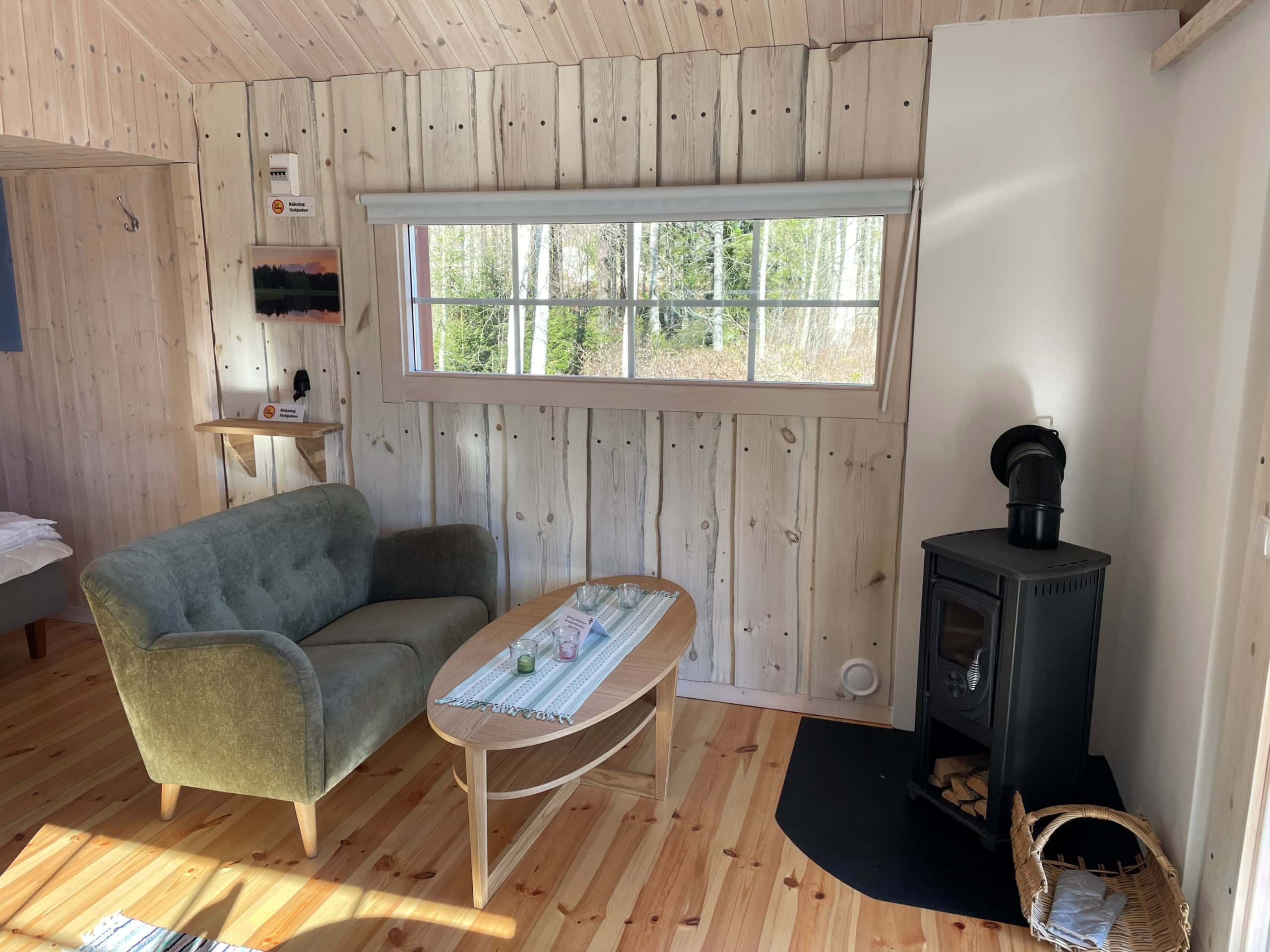 braskamin och ny soffa Lavikatorpet